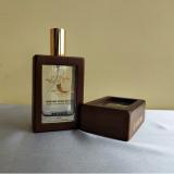 Square Luxury Portable Atomizer Glass Bottle with Spray Applicator Empty Bamboo Perfume Bottles Wholesale